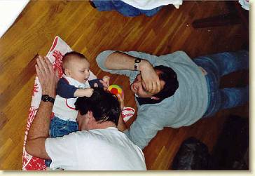 20050109-01 Met papa en oom Marco spelen op de grond